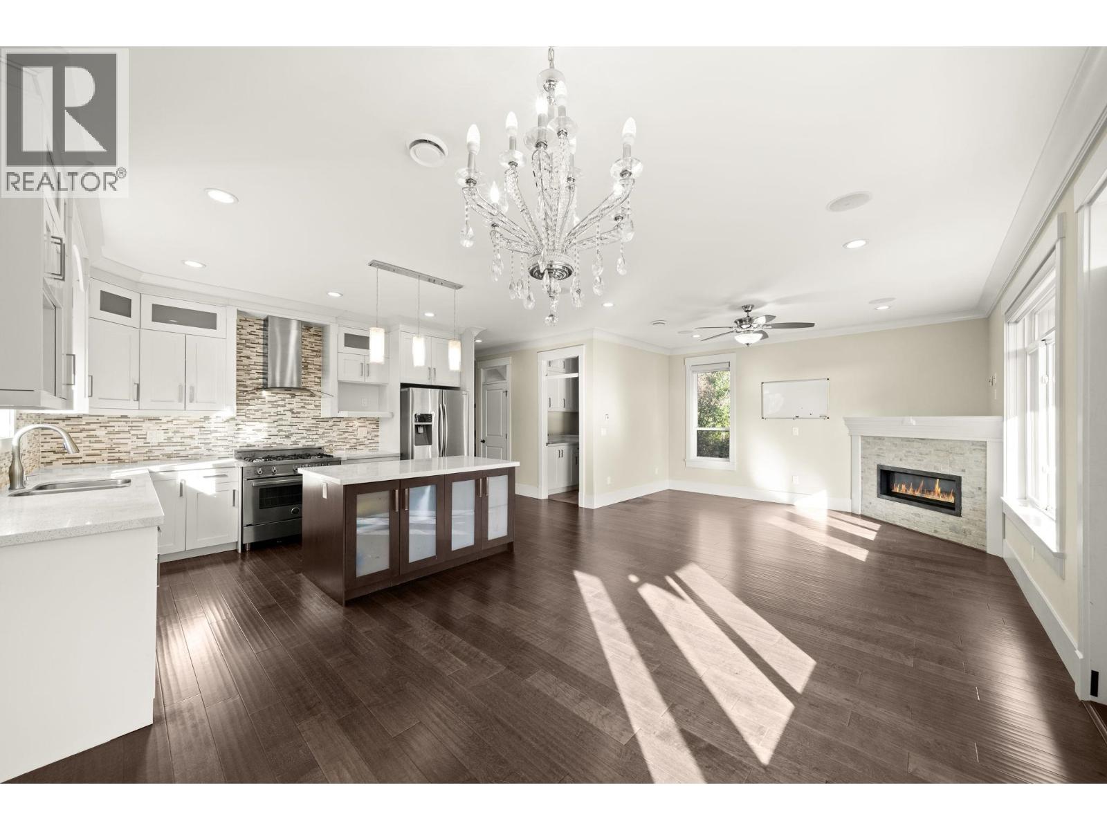Listing photo — 7028 Broadway, Burnaby (MLS® R3165648)
